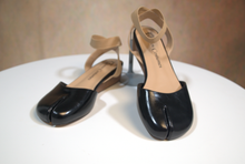 Load image into Gallery viewer, Base Tabi Hoof Shoes